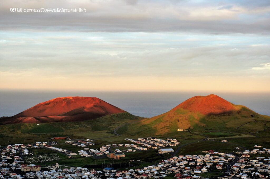 Eldfell en Helgafell, de twin volcanoes Eldfell and Helgafell twin volcanoes, Heimaey, Vestmannaeyjar, Iceland.