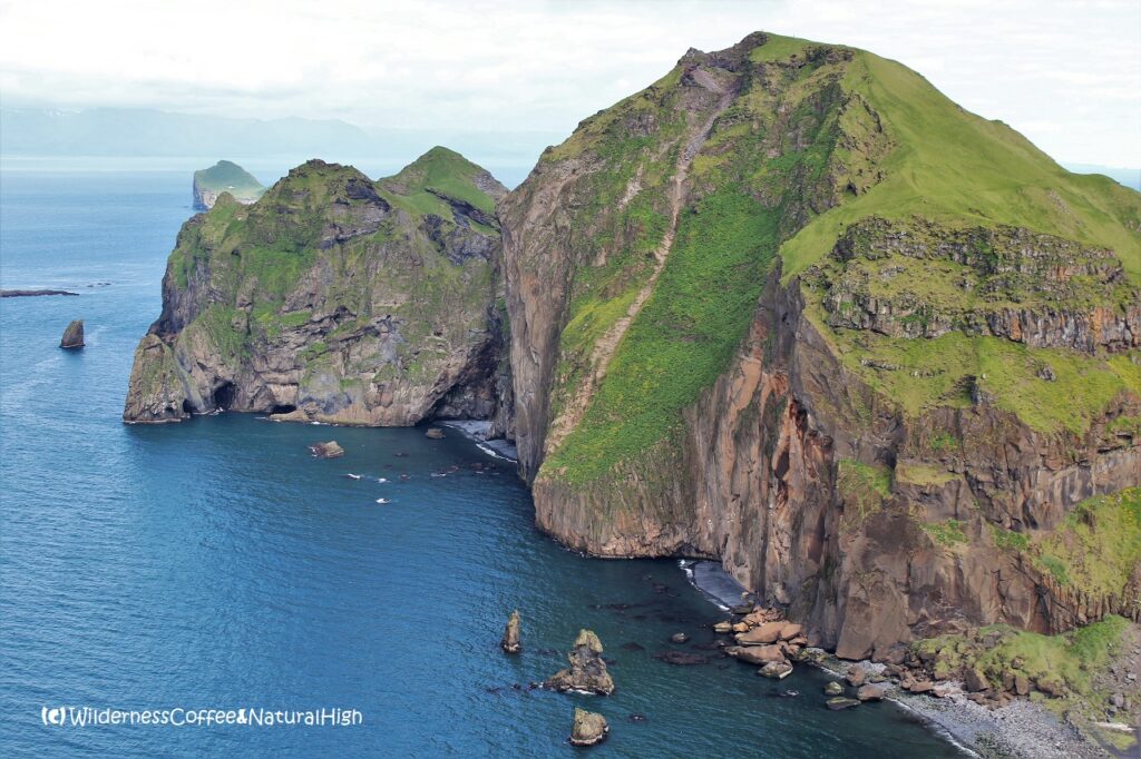 Heimaklettur and its hidden beaches Heimaklettur and its hidden beaches, Vestmannaeyjar, Iceland.