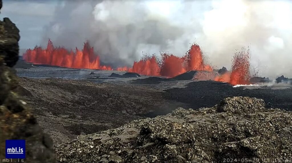 Eruption at Sýlingarfell on 29 May 2024 Webcam screenprint of the Sundhnúkagígar eruption Sýlingarfell on 29 May 2024, Reykjanes Peninsula, Iceland.